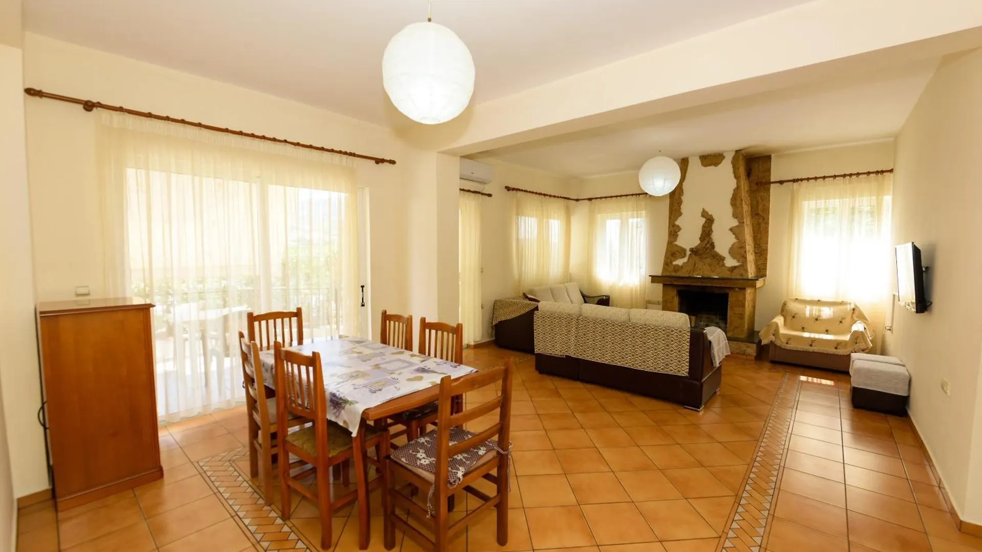 Vasili'S Family Apartments Himare 0*,