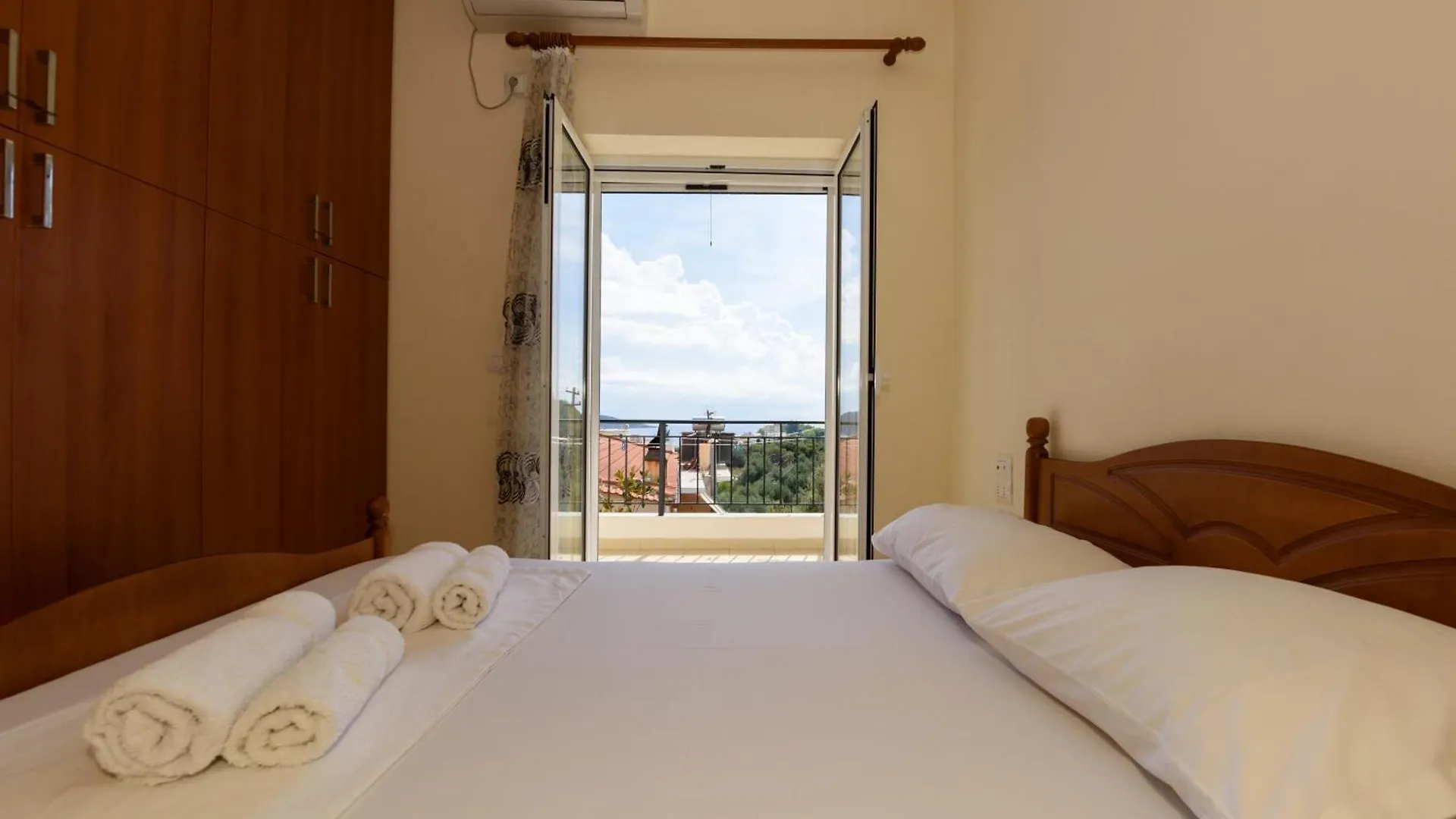 Vasili'S Family Apartments Himare Albania