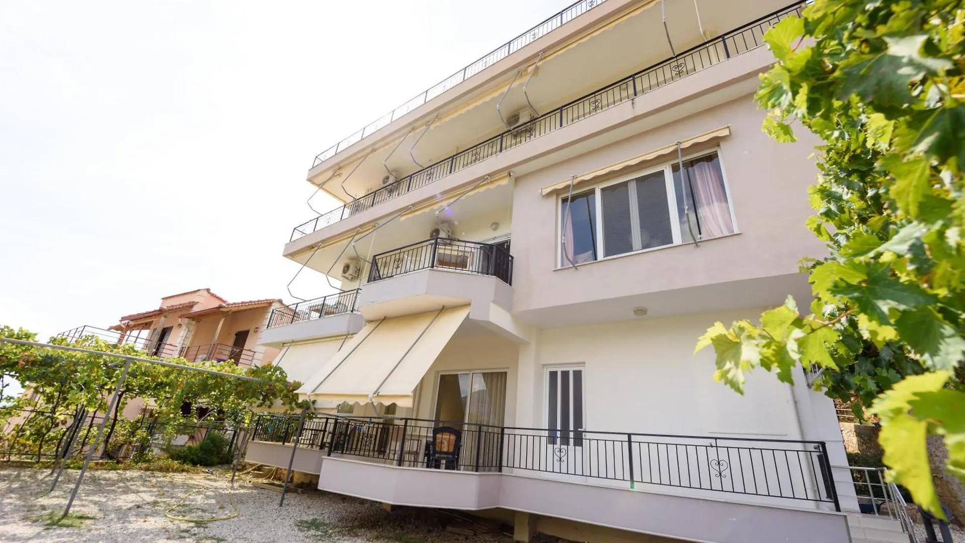 Vasili'S Family Apartments Himare Albania